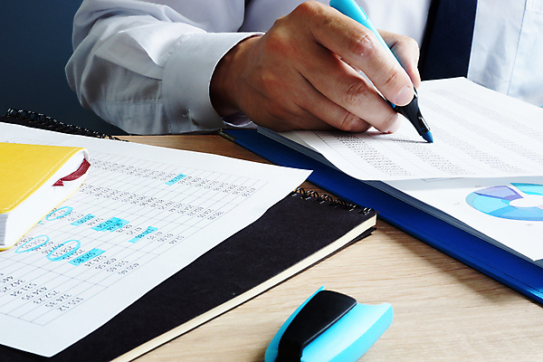 포토 JPG 해외이미지 직업 종이 컨셉 비즈니스 통계 관리 사람없음 금융 경제 컴퓨터 사무실 판매 자료 업무 비즈니스맨 계산 재산 책상 분석 보고서 컨설턴트 상담 경영자 문서 투자 비서 이익 회계 분석가 세금 예산 자금 회계사 해외포토 남자 가구 돈 전자제품 작업 직장인 전문직 리더 파일형식 이미지허브