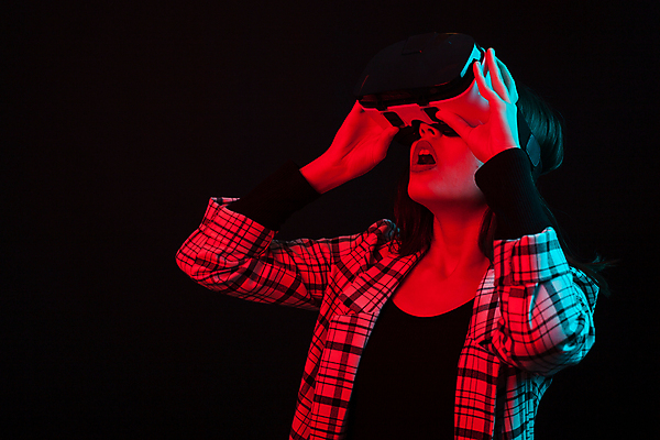 포토 JPG 해외이미지 여자 한명 상반신 성인 옆모습 놀람 올려보기 잡기 스마트 하이테크 착용 웨어러블 가상현실 성인여자한명만 오큘러스 VR기기 해외포토 1 감정 뷰포인트 컨셉 모션 기술 표정 사람 기계 여자한명만 성인여자만 파일형식 이미지허브