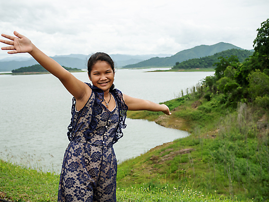 포토 JPG 해외이미지 손 응시 여자 행복 여행 태국 하늘 아침 휴가 휴식 산 한명 서기 미소 사람 동양인 풍경 성인 야외 물 여름 여행객 환경 사진촬영 자유 저수지 숲 댐 내추럴 혼자 성인여자만 해외포토 주간 자연요소 1 시선 계절 공공시설 감정 아시아 컨셉 모션 표정 인종 신체부위 촬영 여자만 성인만 파일형식 이미지허브