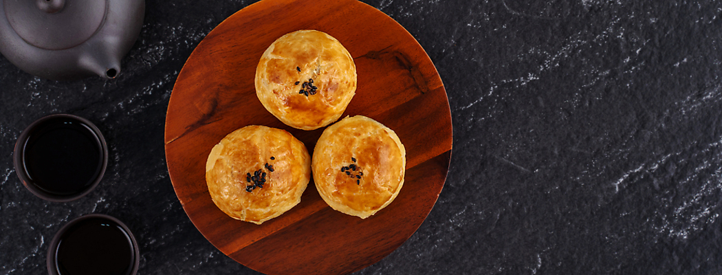 포토 JPG 해외이미지 접시 검은배경 디저트 실내 사람없음 하이앵글 달콤 나무접시 월병 해외포토 식기 음식 뷰포인트 백그라운드 내부 과자 검은색 맛 중국전통 파일형식 이미지허브