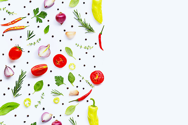 포토 JPG 해외이미지 백그라운드 채소 식재료 방울토마토 고추 실내 마늘 사람없음 신선 흰배경 후추 바질 로즈메리 적양파 카피스페이스 해외포토 토마토 양파 내부 공백 흰색 허브 향신료 파일형식 이미지허브