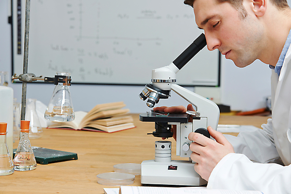 포토 JPG 해외이미지 백인 학생 교육 남자 과학 교실 학교 탁자 수업 실내 현미경 실험 한명 사람 앉기 책 가로 교사 실험복 작업 실험실 과학자 교과서 대학교 생물학 가정교사 심각 해외포토 서양인 직업 1 가구 컨셉 모션 교재 실험기구 내부 가운 학자 파일형식 이미지허브