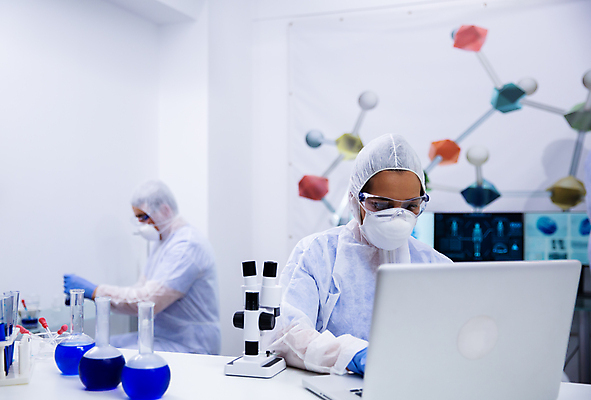 포토 JPG 해외이미지 응시 여자 남자 과학 실내 현미경 실험기구 실험 마스크 상반신 성인 두명 앞모습 옆모습 모니터 실험복 실험실 과학자 보안경 연구소 성인만 방호복 해외포토 직업 시선 옷 뷰포인트 사람 내부 컴퓨터 가운 안전장비 학자 파일형식 이미지허브