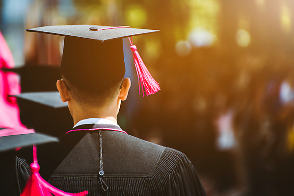 포토 JPG 해외이미지 학생 여자 교육 행복 어린이 백그라운드 컨셉 졸업 교실 학교 성공 미래 조명 기념 졸업생 사람 성인 사람없음 책 스터디 햇빛 노란색 교사 축하 가운 도서관 대학교 증명서 캡모자 카피스페이스 해외포토 직업 모자_잡화 옷 감정 컬러 학습 태양 공백 파일형식 이미지허브