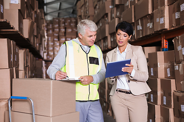 포토 JPG 해외이미지 백인 여자 남자 40대 중년 50대 회의 노동자 실내 말하기 대화 들기 정장 상반신 두명 앞모습 상자 태블릿 비즈니스우먼 감독 집중 확인 보여주기 물류창고 중년만 해외포토 서양인 직업 옷 뷰포인트 컨셉 비즈니스 모션 사람 성인 내부 전자제품 스마트기기 직장인 창고 성인만 파일형식 이미지허브