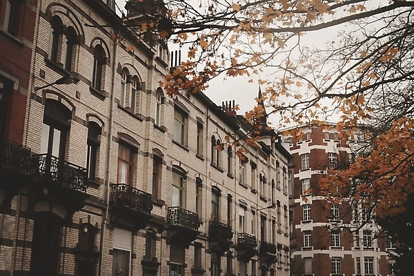 포토 JPG 해외이미지 전통 계절 유럽 백그라운드 건축양식 창문 벽돌 주택 돌담 사람없음 건물 추위 가을 흰색 도시 벨기에 좁은 브뤼셀 스타일 해외포토 건축물 건축 나라 컬러 담장 돌_바위 서유럽 파일형식 이미지허브