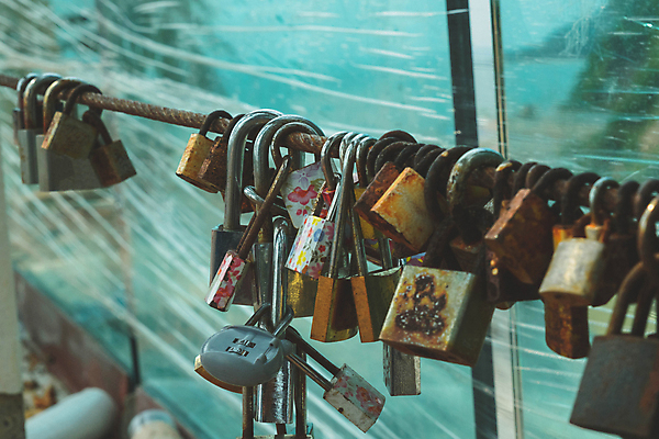 포토 JPG 해외이미지 아이콘 전통 커플 행복 문화 여행 결혼 백그라운드 컨셉 열쇠 자물쇠 발렌타인데이 사랑 안전 사람없음 야외 빨간색 강 갈색 금속 우정 메시지 닫기 철 사물함 심볼 약속 잠금 보안 볼트 약혼 영원 옛날 철강 철책 쾰른 해외포토 감정 컬러 관계 모션 데이이벤트 재질 독일 이벤트 친구 공구 파일형식 이미지허브