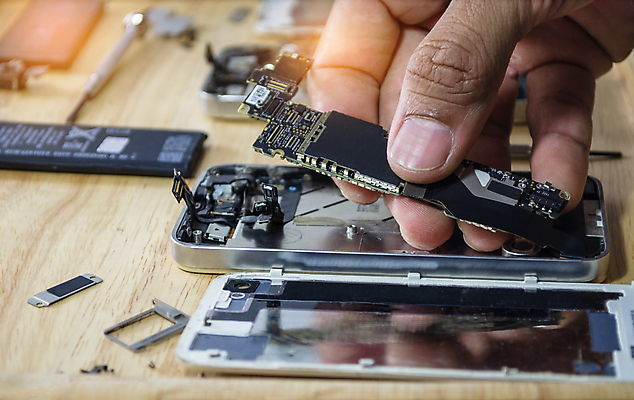 포토 JPG 해외이미지 손 탁자 모바일 사람 사람없음 스마트폰 핸드폰 기계 손상 장비 공구 업무 오픈 기술자 엔지니어 수리 전화기 서비스 전자 고정 유지 깨짐 베터리 해외포토 직업 가구 컨셉 신체부위 전자제품 스마트기기 도구 작업 파일형식 이미지허브