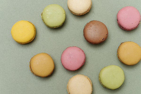 포토 JPG 해외이미지 스튜디오촬영 음식 오렌지 검은배경 디저트 실내 요리 사람없음 초록색 하이앵글 컬러풀 노란색 쿠키 과자 보라색 대접 신선 달콤 맛 굽기 배열 일렬 머리위 부드러움 마카롱 프랑스어 머랭 입가심 페스츄리 해외포토 문자 빵 뷰포인트 컬러 백그라운드 컨셉 과일 내부 검은색 감각 구이 파일형식 이미지허브