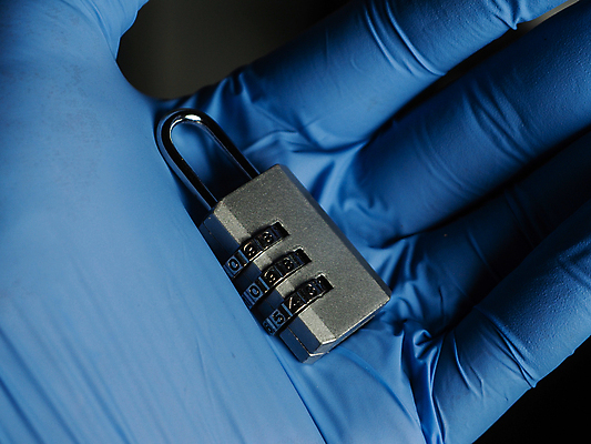 포토 JPG 해외이미지 손 유럽 장갑 돈 손가락 독일 건강 가면 사람없음 금융 경제 파란색 달러 동전 미국 이탈리아 금지 유로 프랑스 시장 질병 자르기 잠금 대출 빚 라텍스 예산 우울증 위기 유럽연합 자금 제어 유대감 해외포토 잡화 나라 컬러 북아메리카 의학 모션 신체부위 재산 보안 파일형식 이미지허브