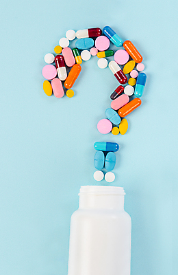 포토 JPG 해외이미지 의학 실내 사람없음 알약 약 물음표 약병 파란배경 해외포토 기호 백그라운드 내부 파란색 병_담는 파일형식 이미지허브