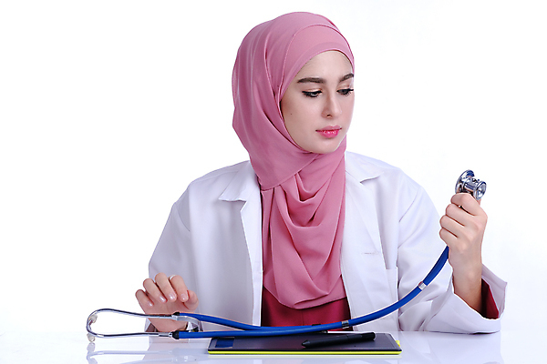 포토 JPG 해외이미지 직업 라이프스타일 응시 여자 청진기 실내 건강 병원 한명 서기 사람 성인 가로 약 건강관리 자료 환자 간호사 의사 정보 대표 이슬람교 서비스 보여주기 적재 독립 돌봄 서류판 인턴 해외포토 1 시선 종교 비즈니스 의학 의료기기 모션 관리 내부 생활 사무용품 의료진 파일형식 이미지허브