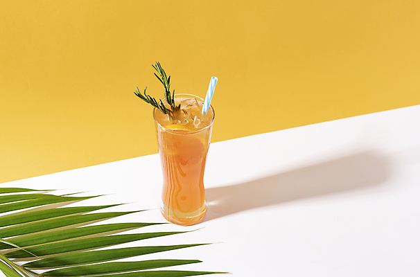 포토 JPG 해외이미지 오렌지 잔 실내 빨대 그림자 사람없음 오렌지주스 로즈메리 노란배경 열대잎 해외포토 식기 백그라운드 잎 과일 내부 노란색 과일주스 허브 파일형식 이미지허브