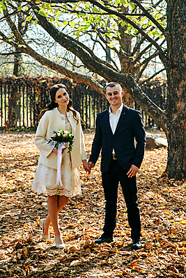 포토 JPG 해외이미지 백인 라이프스타일 커플 공원 여자 남자 딸 행복 결혼 2 가족 관계 자연 결혼식 엄마 남편 휴가 함께함 사랑 미소 사람 성인 야외 두명 여름 부모 흰색 축하 아내 아빠 해외포토 서양인 계절 공공시설 감정 컬러 컨셉 표정 이벤트 생활 생태계 파일형식 이미지허브