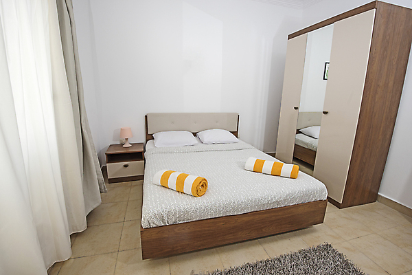 포토 JPG 해외이미지 벽 가구 건축양식 베개 탁자 아파트 주택 실내 사람없음 내부 목재 장식 인테리어 수건 문 카펫 침실 거울 방 흰색 침대 커튼 고급 타일 시트 매트리스 해외포토 나무 디자인 건축 컬러 생활용품 컨셉 재료 침구 건물 위생용품 파일형식 이미지허브