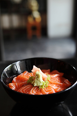 포토 JPG 해외이미지 그릇 실내 사람없음 아웃포커스 고추냉이 덮밥 일본음식 연어덮밥 해외포토 식기 음식 촬영기법 내부 양념 파일형식 이미지허브