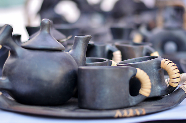 포토 JPG 해외이미지 전통 디자인 주전자 미술 사람없음 장식 컵 세트 세일 마을 상점 검은색 수확 뚜껑 시골 도자기 그리기 시장 차 냄비 가루 인도인 수집 복고 햄 기념품 점토 토기 밀짚 수공예 옛날 핸드메이드 해외포토 외국인 식기 음료 컬러 농업 모션 주방용품 문화예술 육류 동양인 용기_그릇 짚 솥 공예 오브젝트 파일형식 이미지허브