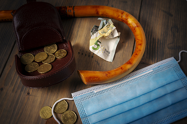 포토 JPG 해외이미지 컨셉 돈 탁자 지팡이 가면 사람없음 목재 침묵 수술 지갑 플랫 바이러스 위치 흘림 해외포토 나무 가구 재료 의학 모션 치료 소리 재산 파일형식 이미지허브