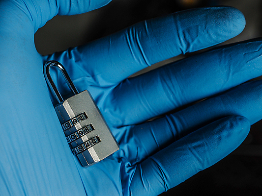 포토 JPG 해외이미지 손 유럽 장갑 돈 손가락 독일 건강 가면 사람없음 금융 경제 파란색 달러 동전 미국 이탈리아 금지 유로 프랑스 시장 질병 자르기 잠금 대출 빚 라텍스 예산 우울증 위기 유럽연합 자금 제어 유대감 해외포토 잡화 나라 컬러 북아메리카 의학 모션 신체부위 재산 보안 파일형식 이미지허브