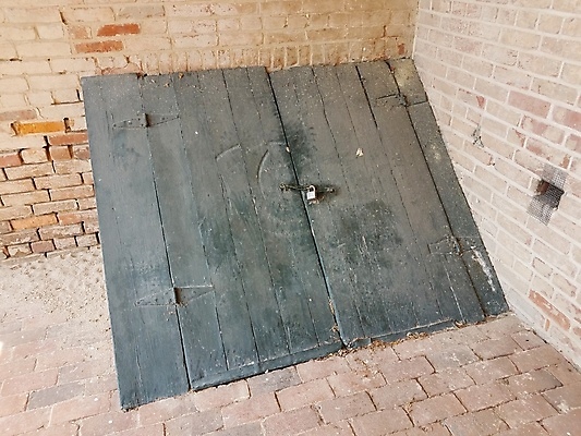 포토 JPG 해외이미지 벽돌 자물쇠 사람없음 건물 빨간색 문 검은색 잠금 보안 지하 지하실 해외포토 건축물 컬러 안전 파일형식 이미지허브