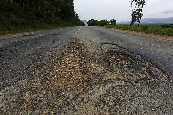 포토 JPG 해외이미지 도로 길 여행 자국 자동차 날씨 안전 사람없음 물 반사 검은색 손상 차도 젖음 도시 구멍 고속도로 냄비 숲 위험 큼 러시아 웅덩이 먼지 장면 지역 진흙 나쁜 길가 깨짐 러시아인 옛날 콘크리트 소름 해외포토 자연요소 서양인 감정 유럽 육상교통 컬러 컨셉 교통시설 솥 크기 파일형식 이미지허브