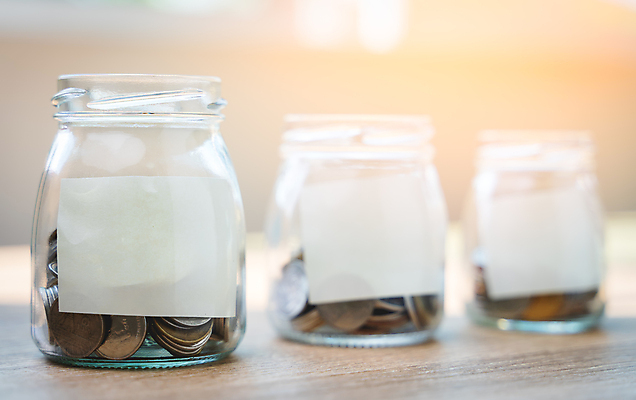 포토 JPG 해외이미지 손 백그라운드 컨셉 돈 비즈니스 유리 성공 사람없음 금융 경제 동전 저축 성장 항아리 절약 재산 컨테이너 투자 이익 회계 보험 기부 월급 대출 빚 경영 관심 넣기 세금 수입 자금 지원 해외포토 산업 모션 재질 신체부위 도자기 파일형식 이미지허브