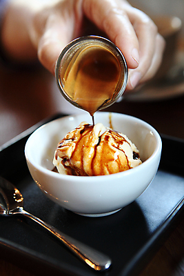 포토 JPG 해외이미지 손 디저트 실내 들기 아웃포커스 신체부위 붓기 아포카토 해외포토 음식 모션 촬영기법 사람 내부 파일형식 이미지허브