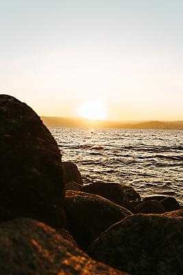 포토 JPG 해외이미지 유럽 바다 여행 자연 풍경 사람없음 야외 가로 햇빛 태양 어둠 황혼 일몰 바위 큼 장노출 해외포토 자연요소 나라 촬영기법 노을 돌_바위 크기 생태계 파일형식 이미지허브