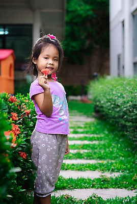포토 JPG 해외이미지 나무 1 라이프스타일 응시 드레스 계절 공원 꽃 행복 어린이 분홍색 백그라운드 자연 한명 서기 동양인 야외 빨간색 초록색 유행 정원 달콤 작음 스파이크 내추럴 걸음마 해외포토 식물 시선 옷 공공시설 감정 컬러 모션 사람 인종 생활 맛 크기 생태계 파일형식 이미지허브