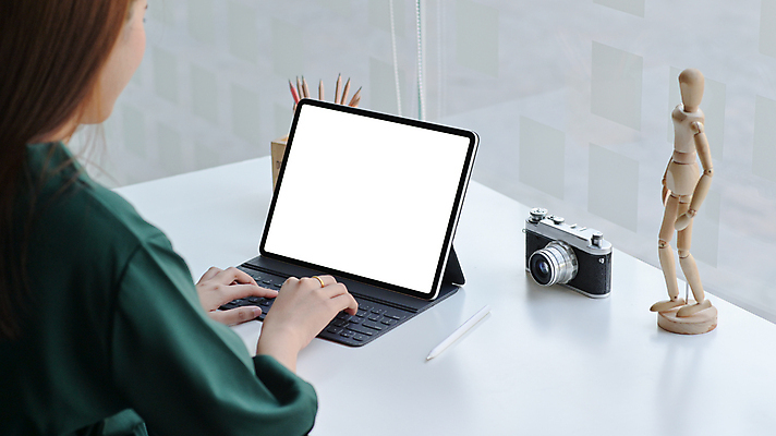 포토 JPG 해외이미지 직업 라이프스타일 여자 행복 여행 이동 인터넷 비즈니스 휴가 휴식 앉기 동양인 성인 취미 사람없음 노트북 컴퓨터 여행객 카메라 디지털 연결 사진사 확인 온라인 백패커 블로거 소셜 프리랜서 카피스페이스 해외포토 감정 컨셉 모션 사람 인종 생활 전자제품 공백 작가 파일형식 이미지허브