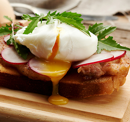 포토 JPG 해외이미지 빵 실내 근접촬영 사람없음 아웃포커스 흐름 아침식사 노른자 나무접시 수란 적환무 해외포토 접시 음식 뷰포인트 컨셉 촬영기법 내부 계란 식사 무 파일형식 이미지허브