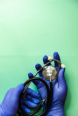 포토 JPG 해외이미지 손 백그라운드 컨셉 가면 안전 사람없음 초록색 단어 세계 알약 약 쪽지 의사 보호 비누 전염병 파스텔톤 카피스페이스 해외포토 문자 컬러 의학 신체부위 위생용품 공백 의료진 질병 파일형식 이미지허브