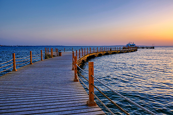 포토 JPG 해외이미지 바다 여행 요트 전구 자연 하늘 아침 이집트 풍경 사람없음 야외 목재 빨간색 물 여름 파란색 빛 컬러풀 태양 일출 항구 새벽 산책로 보트 오솔길 갑판 통로 휴양지 장면 홍해 내추럴 기간 해외포토 주간 자연요소 나무 계절 길 컬러 배_교통 재료 교통시설 아프리카 노을 장소 생태계 파일형식 이미지허브