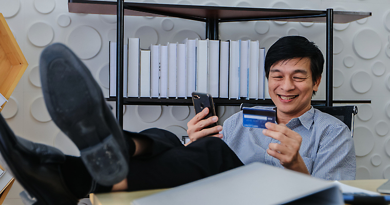 포토 JPG 해외이미지 라이프스타일 남자 행복 아시아 거실 인터넷 비즈니스 통신 모바일 휴식 주택 한명 사람 앉기 동양인 성인 금융 노트북 스마트폰 핸드폰 쇼핑 컴퓨터 알약 중국 비즈니스맨 신용카드 구매 연결 상업 결제 소매 온라인 전자상거래 옛날 해외포토 1 감정 나라 컨셉 모션 인종 건물 생활 경제 전자제품 스마트기기 약 직장인 파일형식 이미지허브