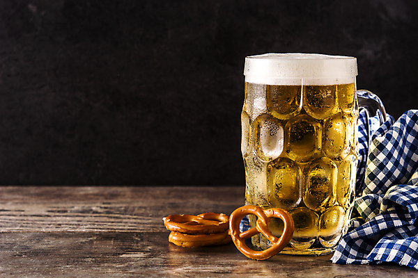 포토 JPG 해외이미지 맥주 실내 사람없음 맥주잔 나무탁자 브레첼 미니프레즐 해외포토 술잔 탁자 디저트 주류 내부 과자 파일형식 이미지허브