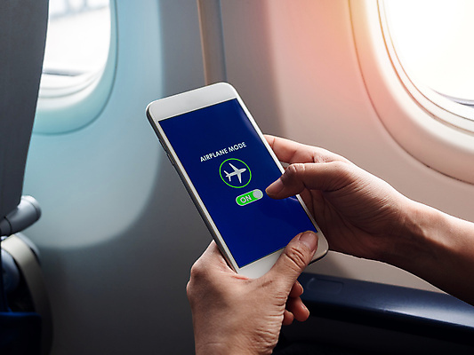 포토 JPG 해외이미지 라이프스타일 손 여행 컨셉 인터넷 의자 통신 창문 손가락 모바일 비행기 실내 안전 사람없음 파란색 빛 스마트폰 핸드폰 여행객 디지털 스크린 터치 흰색 잡기 닫기 미끄러짐 그늘 무선전화기 전화기 전자 언론 온라인쇼핑 승객 규칙 스위치 대패 소셜 셀룰러 방식 해외포토 컬러 가구 항공교통 모션 대중교통 사람 내부 생활 신체부위 전자제품 스마트기기 쇼핑 온라인 파일형식 이미지허브