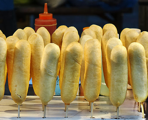 포토 JPG 해외이미지 실내 그림자 사람없음 아웃포커스 전시 케첩 진열장 핫도그 꽂음 소스통 맛있는 해외포토 음식 패스트푸드 촬영기법 통 내부 소스_음식 파일형식 이미지허브