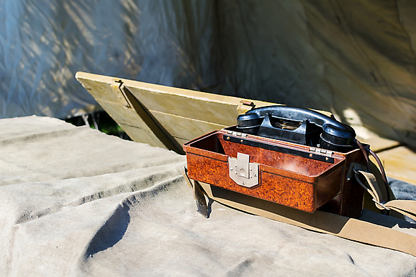 포토 JPG 해외이미지 산업 무기 백그라운드 통신 탁자 기술 텐트 안전 사람없음 야외 목재 스마트폰 상자 금속 여행가방 검은색 기계 소리 장비 수확 골동품 기구 공구 중앙 전화기 오브젝트 시설 복고 군용 신호 싸움 전쟁 오디오 육군 부름 통화 옛날 하드웨어 해외포토 나무 컬러 가구 농업 가방 재료 모션 재질 군대 캠핑도구 전자제품 핸드폰 스마트기기 컴퓨터 도구 파일형식 이미지허브