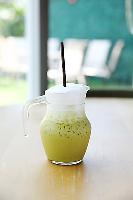 포토 JPG 해외이미지 실내 빨대 사람없음 아웃포커스 컵 거품 머그컵 녹차 녹차라떼 말차 말차라떼 해외포토 식기 촬영기법 내부 차_음료 라떼 파일형식 이미지허브