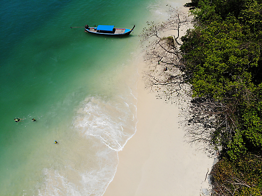 포토 JPG 해외이미지 모래 바다 자연 하늘 휴가 사람없음 목재 맑음 흰색 보트 해외포토 나무 컬러 배_교통 재료 날씨 생태계 파일형식 이미지허브