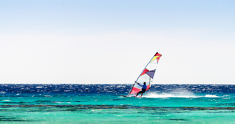포토 JPG 해외이미지 계절 스포츠 파도 바다 여행 자연 하늘 바람 휴가 열대 항해 이집트 풍경 사람없음 여름 파란색 서핑 승차 속도 휴양지 홍해 서퍼 혼자 수평선 해외포토 자연요소 컬러 배_교통 모션 아프리카 날씨 운동선수 장소 수상스포츠 생태계 파일형식 이미지허브