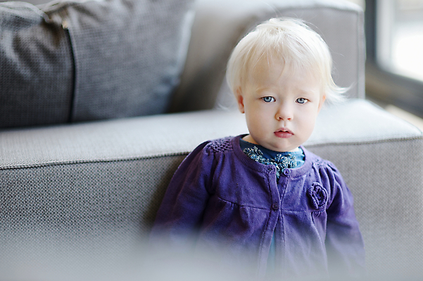 포토 JPG 해외이미지 백인 1 라이프스타일 응시 행복 얼굴 어린이 포즈 건강 한명 사람 보라색 흰색 표현 아기 달콤 작음 부드러움 걸음마 배려 해외포토 서양인 시선 감정 컬러 모션 생활 신체부위 감각 맛 크기 파일형식 이미지허브