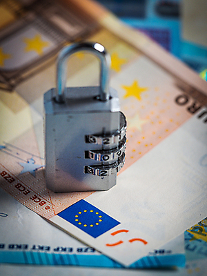 포토 JPG 해외이미지 손 유럽 장갑 돈 손가락 독일 건강 가면 사람없음 금융 경제 파란색 달러 동전 미국 이탈리아 금지 유로 프랑스 시장 질병 자르기 잠금 대출 빚 라텍스 예산 우울증 위기 유럽연합 자금 제어 유대감 해외포토 잡화 나라 컬러 북아메리카 의학 모션 신체부위 재산 보안 파일형식 이미지허브