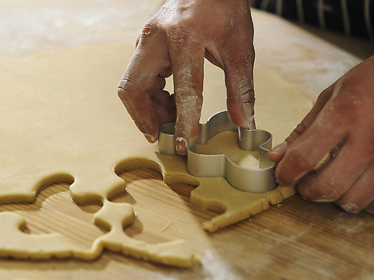 포토 JPG 해외이미지 손 실내 틀 근접촬영 신체부위 쿠키 제과 누름 반죽 쿠키틀 나무탁자 진저맨 진저쿠키 해외포토 뷰포인트 모션 탁자 디저트 사람 내부 제과제빵 제빵도구 파일형식 이미지허브