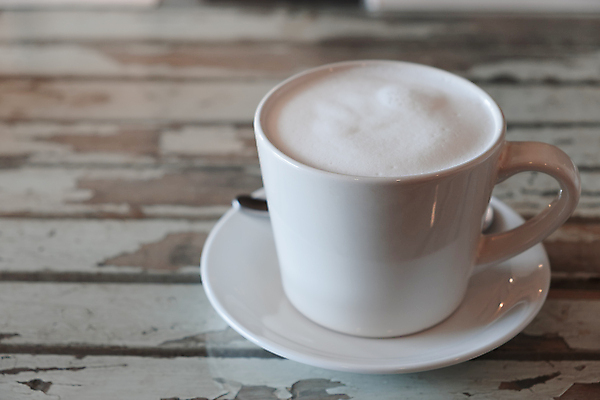 포토 JPG 해외이미지 라이프스타일 디자인 커피 음료 음식 백그라운드 다이어트 재료 유리 탁자 아침 건강 손잡이 사람없음 목재 컵 식사 공백 거품 카페 우유 머그컵 흰색 신선 뜨거움 도자기 액체 맛 아침식사 먹기 가득함 만족 아로마 부드러움 내추럴 단백질 단절 돌봄 저지방 칼슘 해외포토 주간 나무 식기 감정 컬러 가구 컨셉 모션 재질 유제품 생활 상점 감각 기름_음식 영양소 파일형식 이미지허브