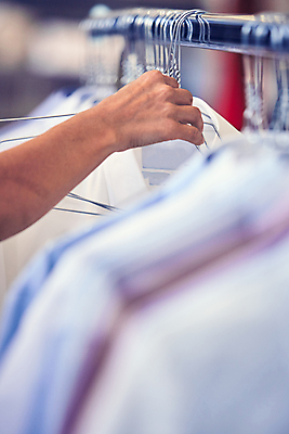 포토 JPG 해외이미지 드레스 옷 남자 셔츠 가사 비즈니스 건조 매달리기 정장 사람없음 유행 상점 줄무늬 직물 면 장롱 선택 빨래 옷걸이 묘사 오브젝트 세탁소 신발장 정중 스타일 해외포토 가구 컨셉 상의 무늬 모션 사람 파일형식 이미지허브