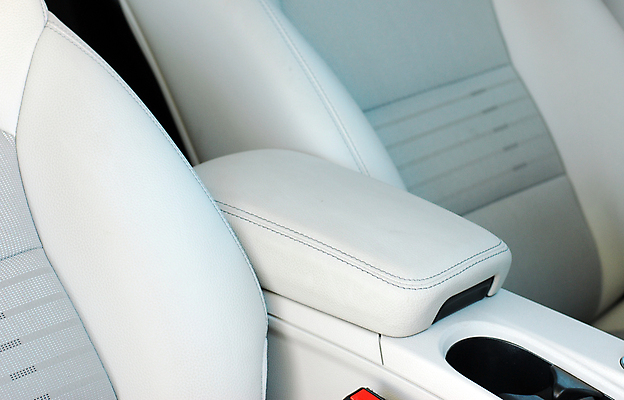 포토 JPG 해외이미지 손 디자인 스포츠 의자 교통시설 자동차 새로움 사람없음 내부 빨간색 반사 회색 긴급 고급 바느질 주차 가죽 브레이크 묘사 위로 그만 해외포토 육상교통 컬러 가구 교통 컨셉 신체부위 시설 파일형식 이미지허브