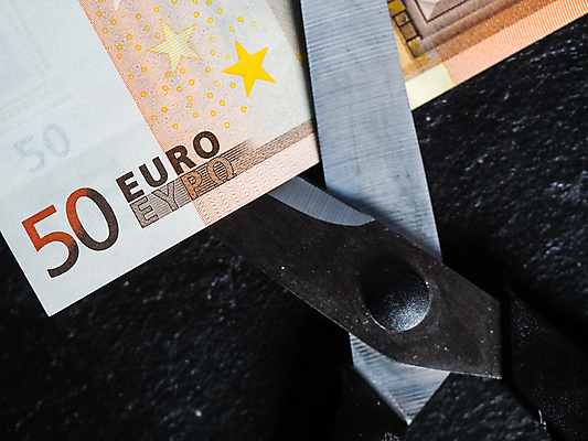 포토 JPG 해외이미지 손 유럽 장갑 돈 손가락 독일 건강 가면 사람없음 금융 경제 파란색 달러 동전 미국 이탈리아 금지 유로 프랑스 시장 질병 자르기 잠금 대출 빚 라텍스 예산 우울증 위기 유럽연합 자금 제어 유대감 해외포토 잡화 나라 컬러 북아메리카 의학 모션 신체부위 재산 보안 파일형식 이미지허브