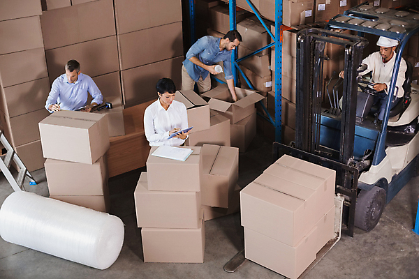 포토 JPG 해외이미지 백인 여자 남자 40대 중년 포장 노동자 실내 들기 여러명 상반신 20대 성인 앞모습 30대 상자 운전 작업 비즈니스우먼 승차 지게차 물류창고 해외포토 서양인 직업 뷰포인트 다수 비즈니스 모션 사람 청년 내부 장년 직장인 중장비 창고 파일형식 이미지허브