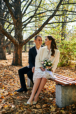 포토 JPG 해외이미지 백인 라이프스타일 커플 공원 여자 남자 딸 행복 결혼 2 가족 관계 자연 결혼식 엄마 남편 휴가 함께함 사랑 미소 사람 성인 야외 두명 여름 부모 흰색 축하 아내 아빠 해외포토 서양인 계절 공공시설 감정 컬러 컨셉 표정 이벤트 생활 생태계 파일형식 이미지허브